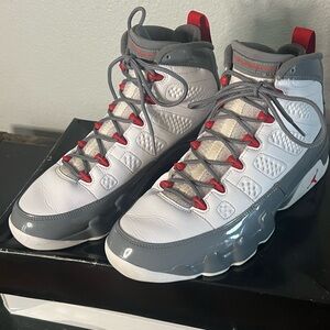 Nike Men's White and Gray Athletic Sneakers